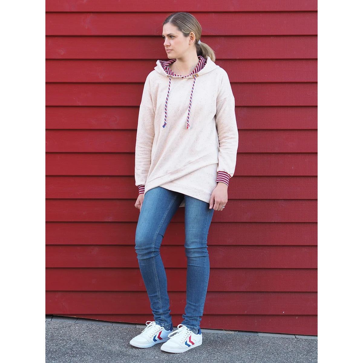 Shabby Asymmetrie Hoodie aus cremefarbener Baumwolle mit Kapuze, rot-blau gestreiftem Futter und offenen Bündchen, Langarm, oversized

