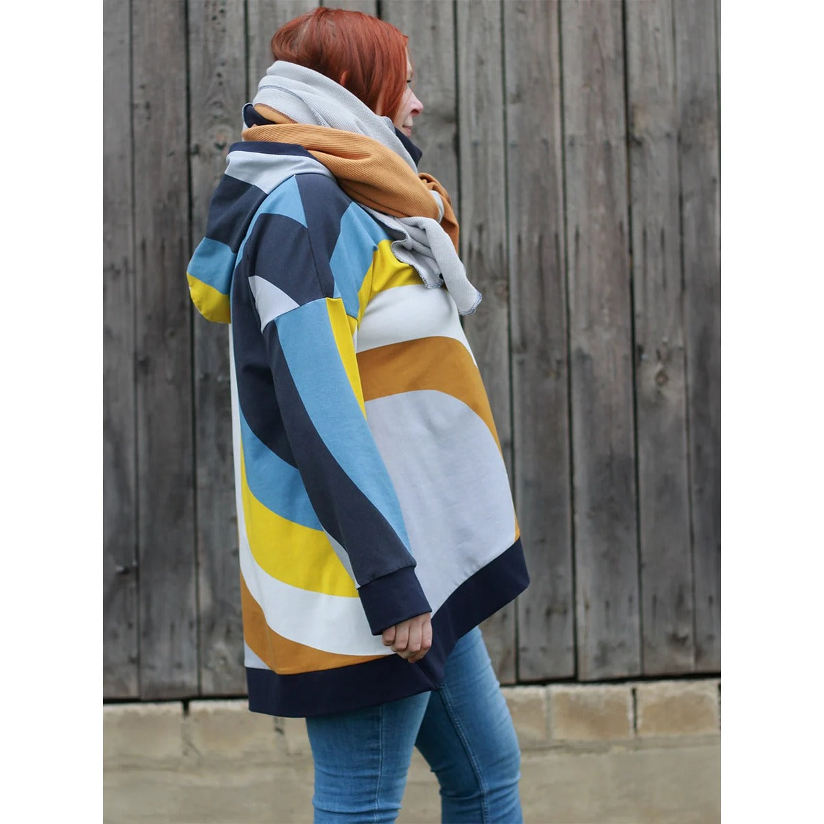 Shabby Asymmetrie Hoodie im geometrischen Colorblock aus Dunkelblau, Hellblau, Gelb, Senf und Creme, Kapuze, Seitenansicht, Langarm – Stoffreste kombiniert

