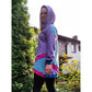 Shabby Asymmetrie Hoodie im Stoffmix aus lila Blätter-Print, Türkis und Pink, Kapuze, Seitenansicht mit asymmetrischem Lagensaum vorn eund hinten, Langarm