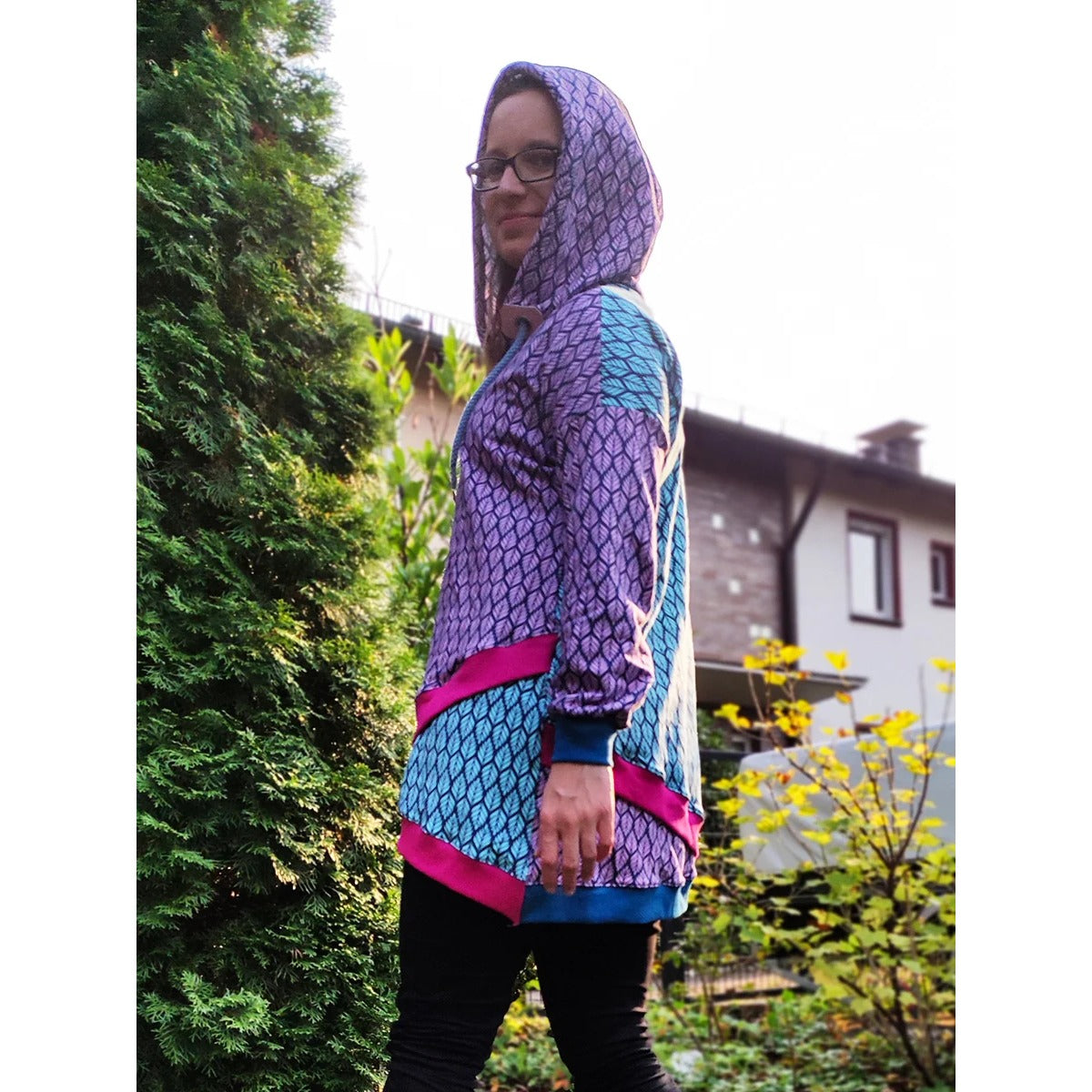 Shabby Asymmetrie Hoodie im Stoffmix aus lila Blätter-Print, Türkis und Pink, Kapuze, Seitenansicht mit asymmetrischem Lagensaum vorn eund hinten, Langarm