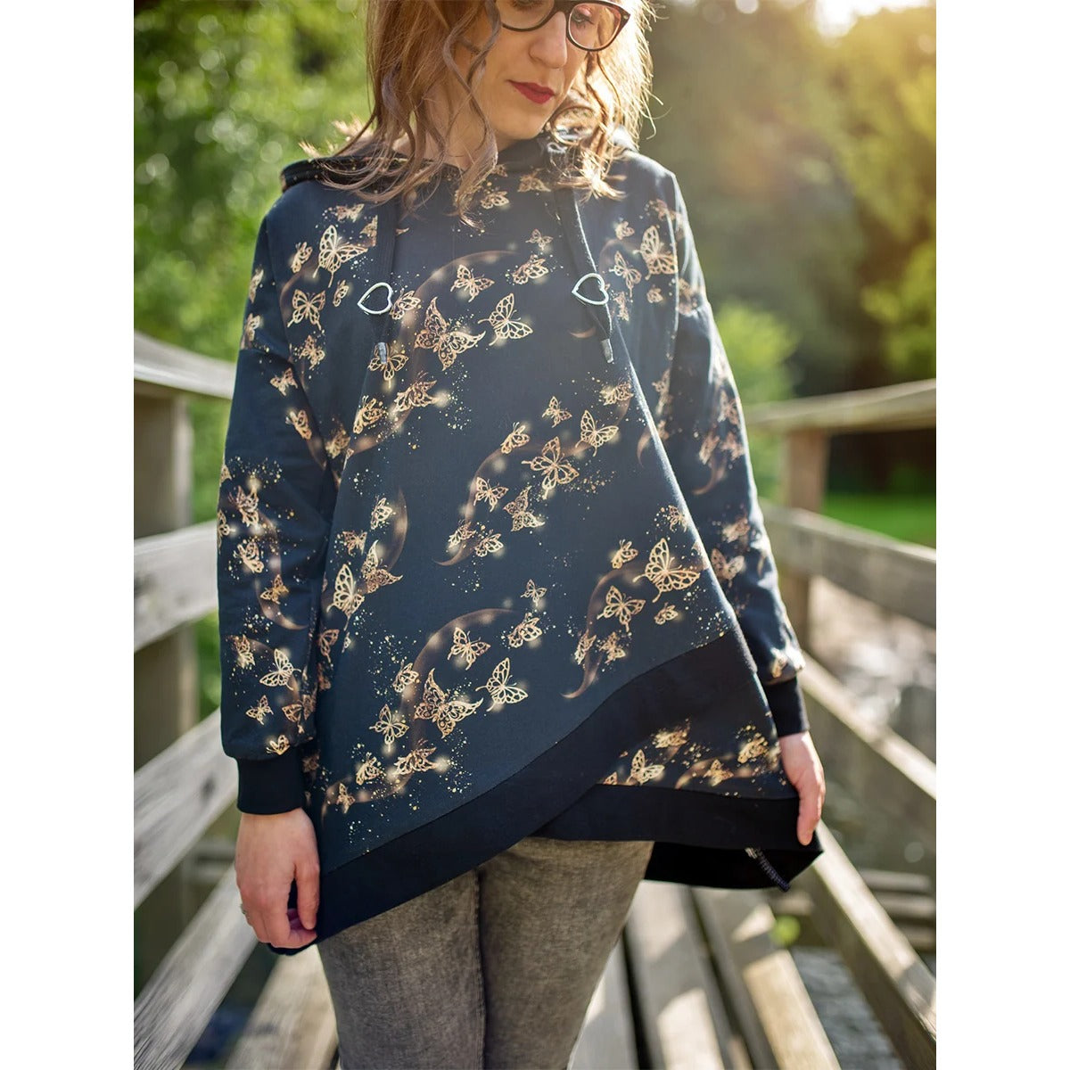 Shabby Asymmetrie Hoodie in Dunkelblau mit goldenem Schmetterlings-Print, aus einem Stoff genäht, mit Kapuze und asymmetrischem Saum, Langarm