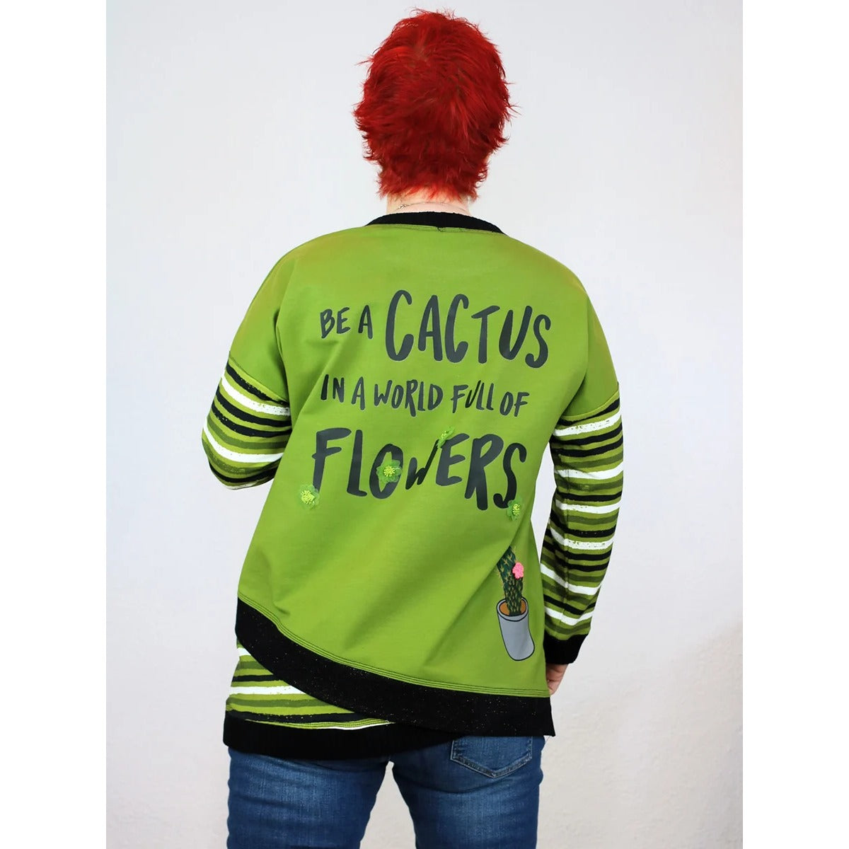Shabby Asymmetrie Hoodie in Grün, Rückansicht mit Teilung und Bügelbild „Be a cactus in a world full of flowers“, gestreifte Ärmel, Langarm