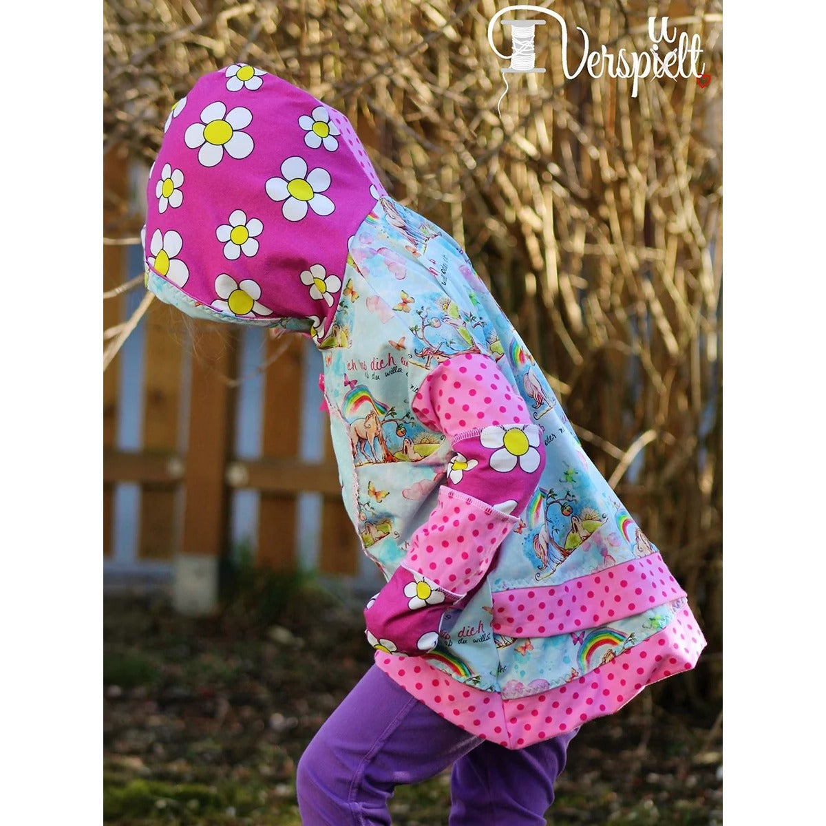 Shabby Asymmetrie Hoodie im Stoffmix aus Türkis mit Einhorn-/Blumenmotiv und pink gepunkteten Teilen, Kapuze mit Blüten, Ansatz vorn und hinten, Seitenansicht – Stoffreste kombiniert