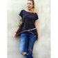 Shabby Asymmetrie Hoodie aus dunkelgrauem Sommersweat mit schwarzem Kritzel-Print und außenliegenden, abgesetzten Säumen, ärmellose Variante, asymmetrischer Saum