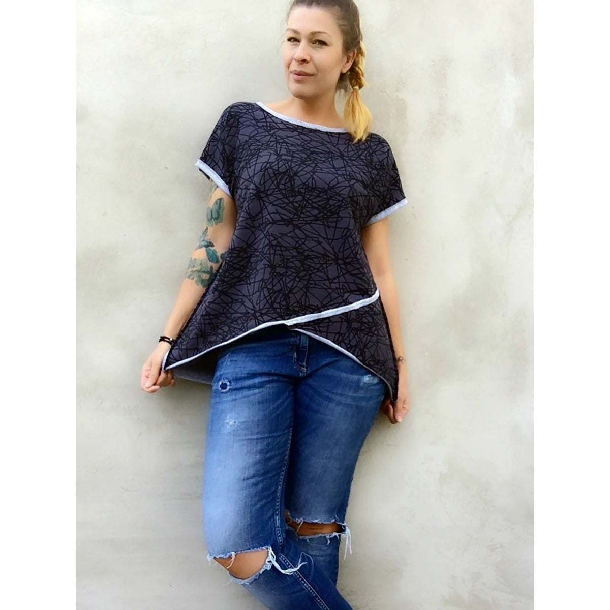 Shabby Asymmetrie Hoodie aus dunkelgrauem Sommersweat mit schwarzem Kritzel-Print und außenliegenden, abgesetzten Säumen, ärmellose Variante, asymmetrischer Saum