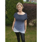 Shabby Asymmetrie Hoodie aus softem Viscose-Jersey in Blaugrau mit weiß abgesetztem Lagensaum, ärmellose Variante, lässiger Fall, Vorderansicht
