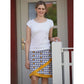 Schnittmuster Shabby Skirt Damen – blaugrauer Apfelsweat mit senfgelbem Bündchen als diagonaler Saumabschluss im Lagenlook, dazu weißes Shirt