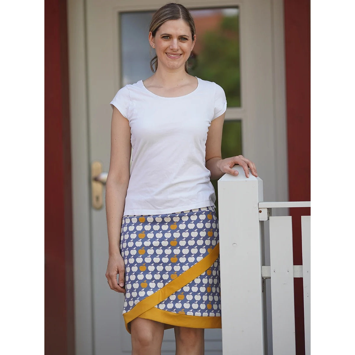Schnittmuster Shabby Skirt Damen – blaugrauer Apfelsweat mit senfgelbem Bündchen als diagonaler Saumabschluss im Lagenlook, dazu weißes Shirt