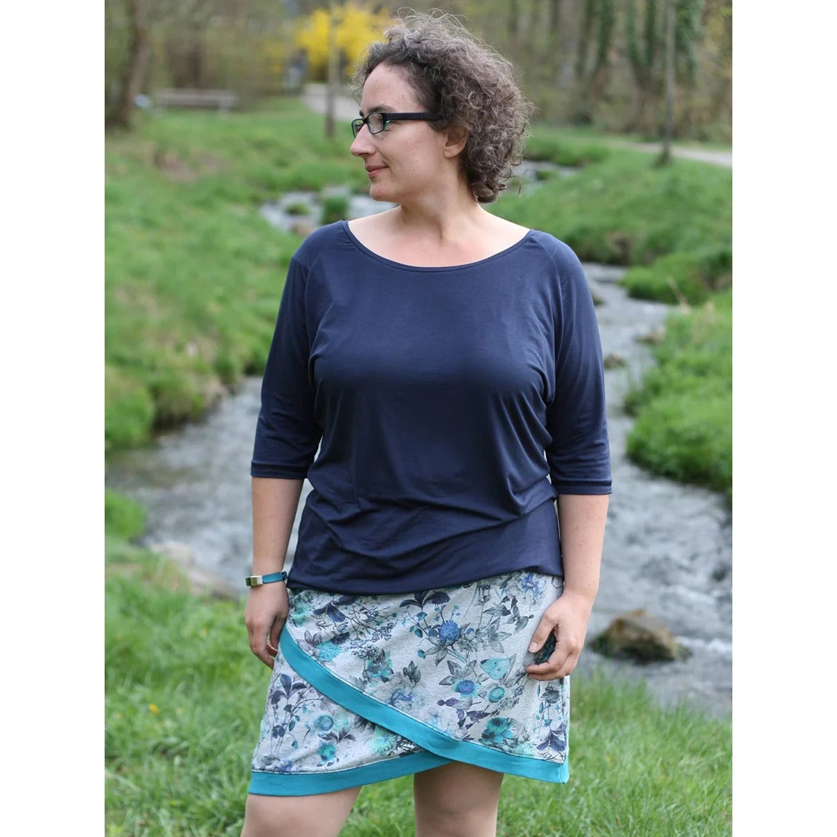 Schnittmuster Shabby Skirt Damen – grauer Sweat mit blauem Blumenprint und türkisem Bündchen im asymmetrischen Lagenlook, dazu dunkelblaues Oberteil