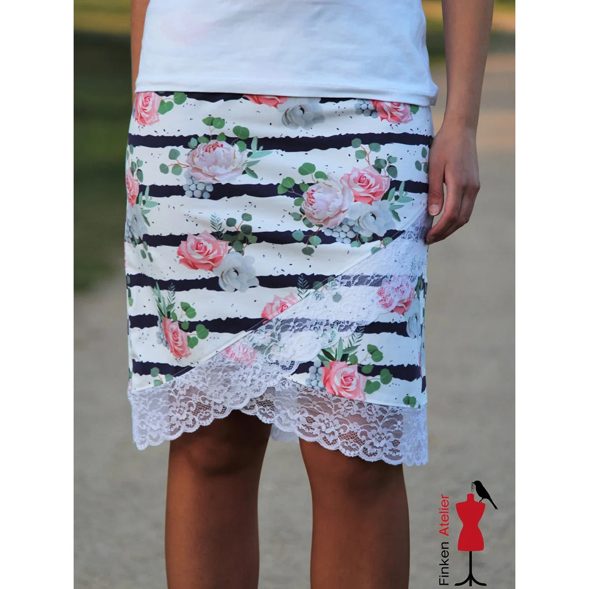 Schnittmuster Shabby Skirt Damen – schwarz-weiß gestreifter Jersey mit Rosenprint und weißer Spitze als Saumabschluss, Vorderansicht