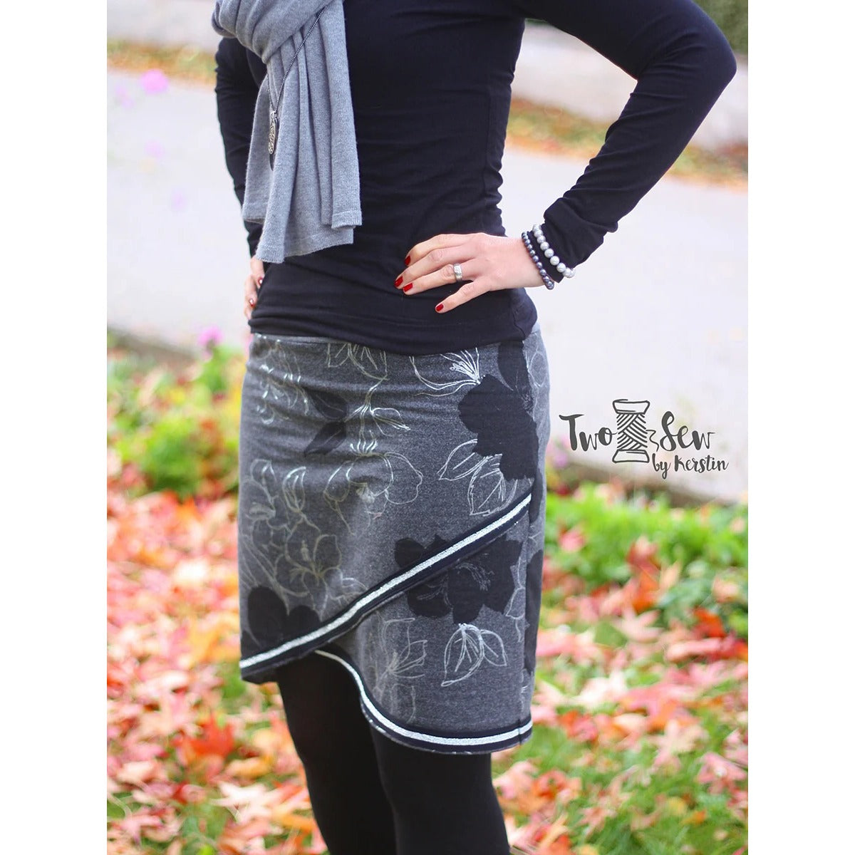 Schnittmuster Shabby Skirt Damen – graumelierter Sweat mit großen schwarz-silbernen Blüten und silberner Paspel im Lagenlook, dazu schwarzes Oberteil