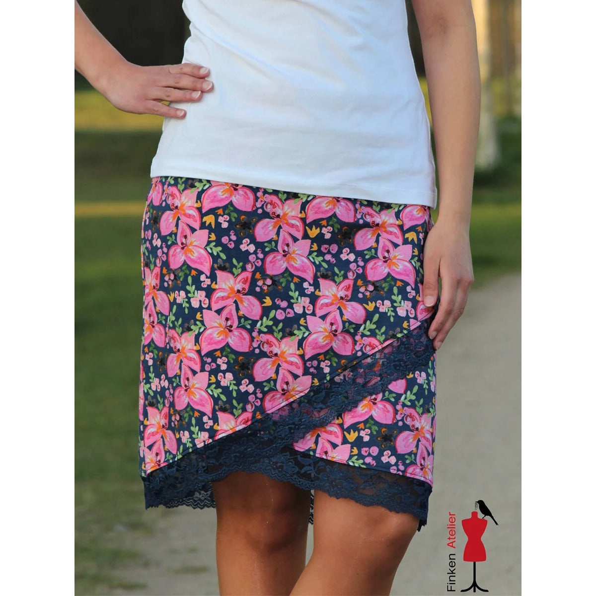 Schnittmuster Shabby Skirt Damen – dunkelblauer Blütenjersey mit pinken Blüten und dunkelblauer Spitze als Saumabschluss, Vorderansicht