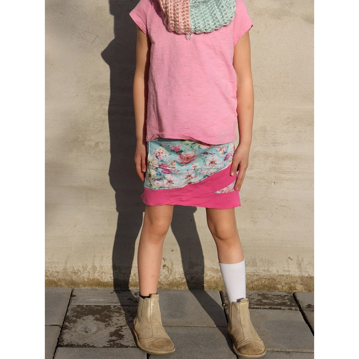 Schnittmuster Shabby Skirt Kids – hellblauer Blumenjersey mit pinkem Bündchen und Kängurutasche im Lagenlook, dazu goldfarbene Stiefeletten