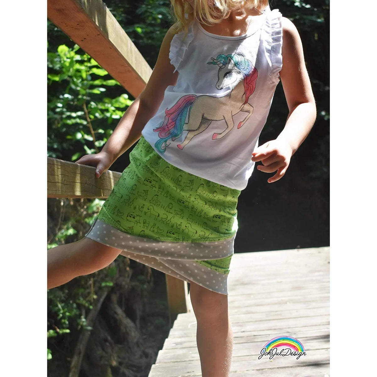 Schnittmuster Shabby Skirt Kids – grüner Jersey mit Bauernhoftier-Print und grau gepunktetem Bündchen im Lagenlook, dazu weißes Einhorn-Shirt