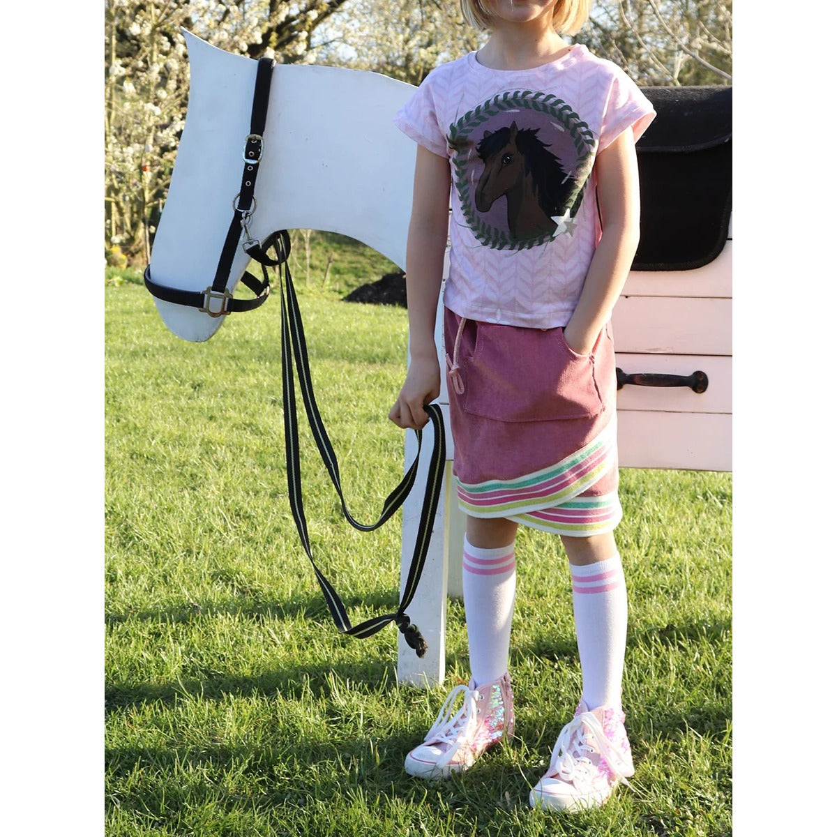Schnittmuster Shabby Skirt Kids – beerenfarbener Cordjersey im Lagenlook mit Bauchtasche und pastellig geringeltem Bündchen