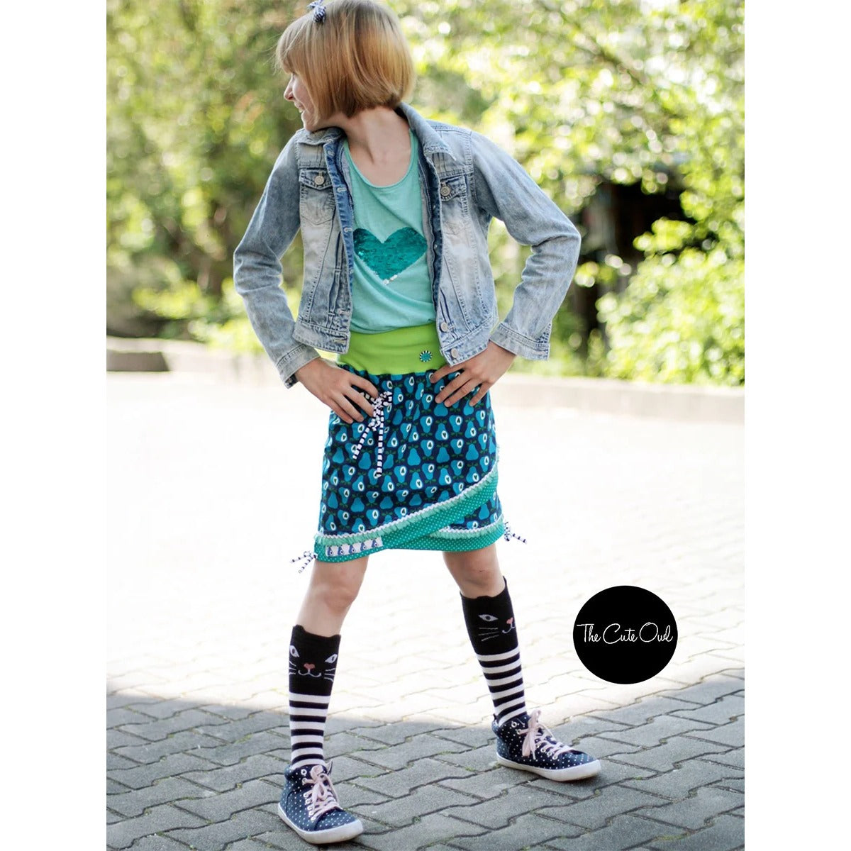 Schnittmuster Shabby Skirt Kids – petrolfarbener Birnen-Jersey mit grünem Bündchen und mintgrün gepunktetem Saumbündchen mit Spitze, dazu schwarze Katzen-Kniestrümpfe