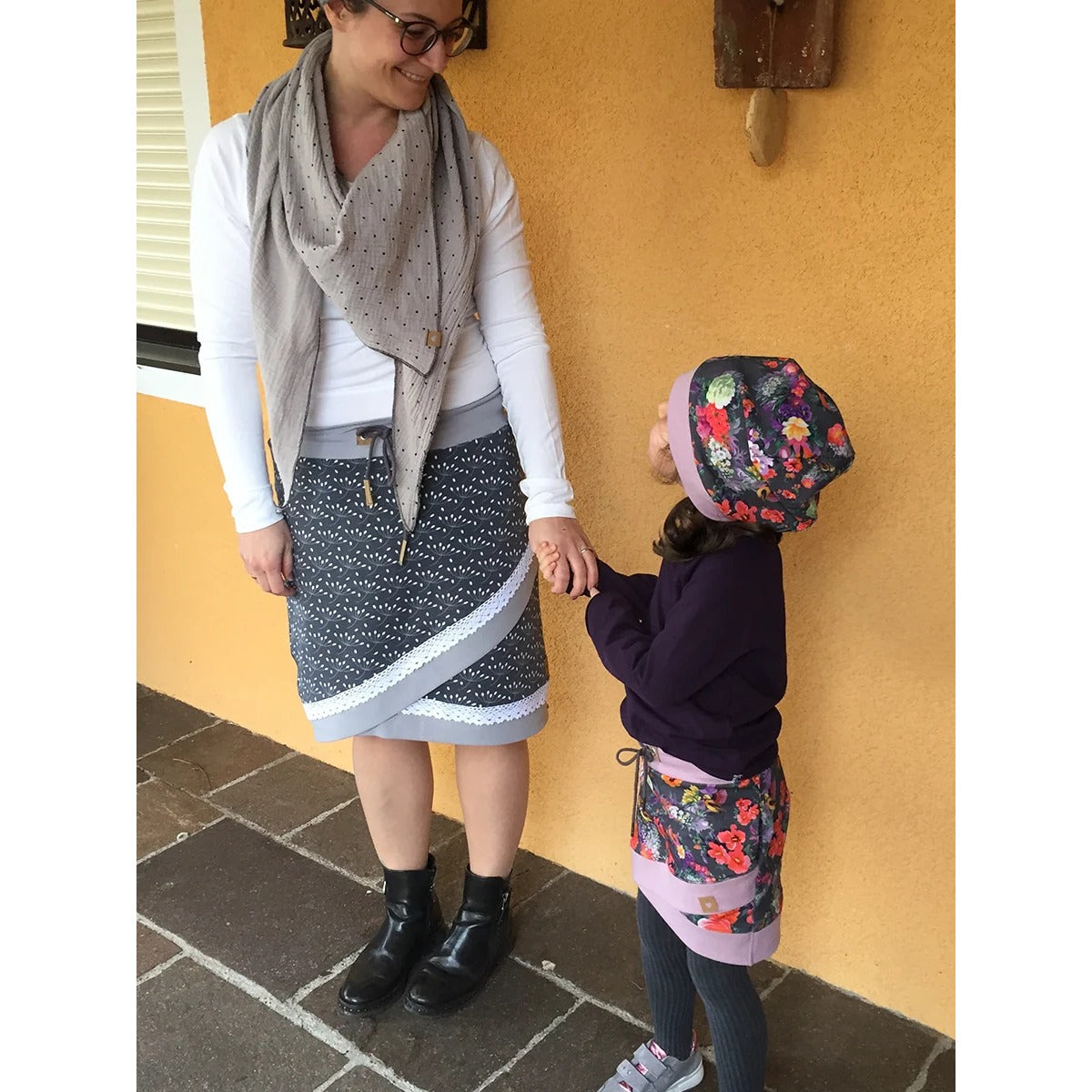 Schnittmuster Shabby Skirt Kids – dunkler Blumenjersey mit altrosa Bündchen und passender Beanie, neben Mama im Shabby Skirt Damen