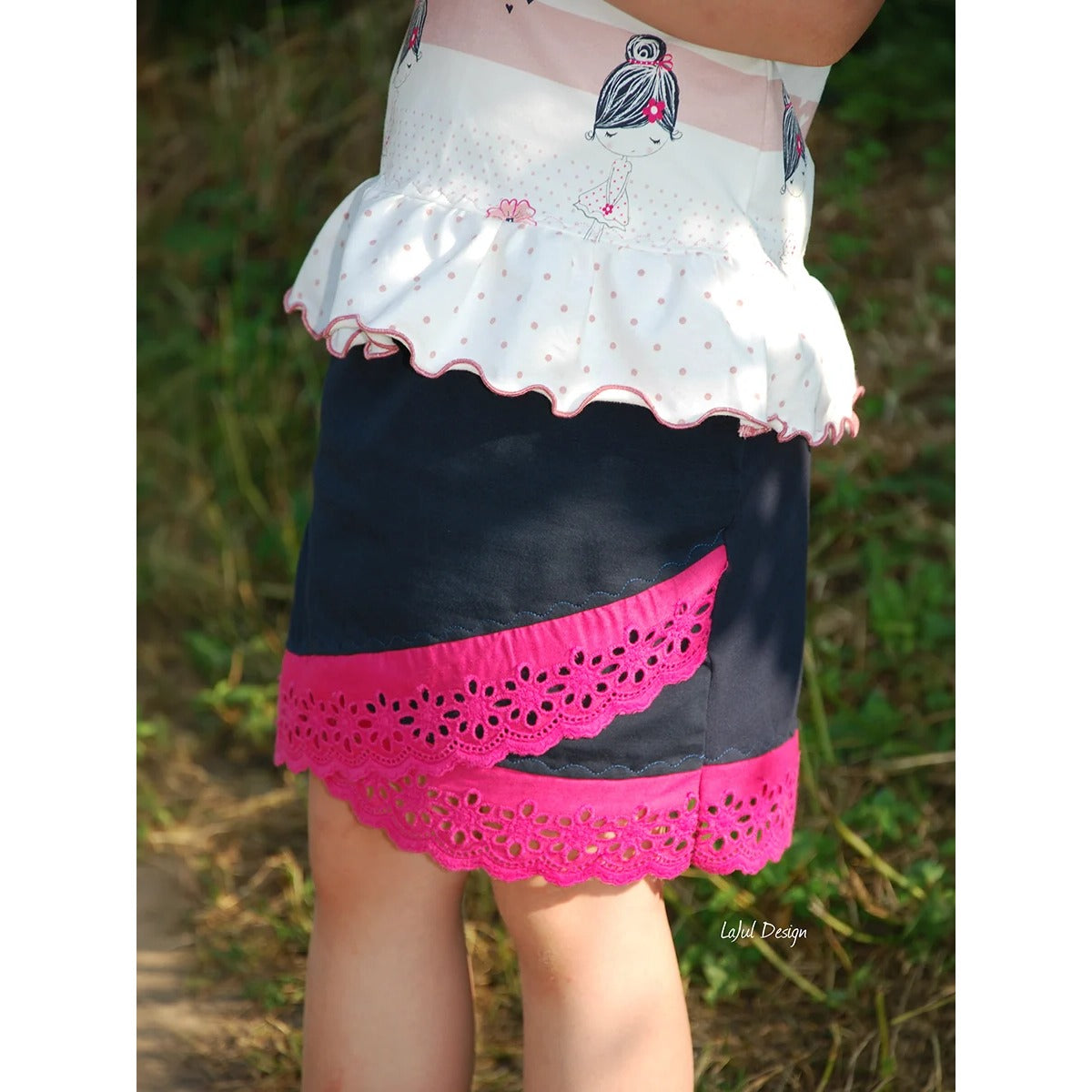 Schnittmuster Shabby Skirt Kids – dunkelblauer Sweatstoff mit pinker Spitze als Bündchen im asymmetrischen Lagenlook