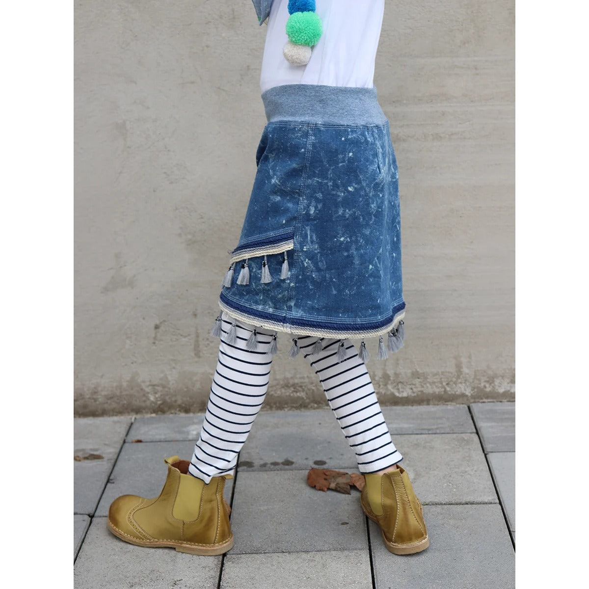 Schnittmuster Shabby Skirt Kids – heller Jeansstoff mit etwas Elastan und Fransenborte statt Bündchen, kombiniert mit blau-weiß geringelten Leggings und gelben Stiefeletten
