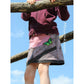 Schnittmuster Shabby Skirt Kids – rosa Jersey mit grafischem Strichmuster, rosa Bauchtasche und aufgesticktem Schmetterling, dazu beerenfarbene Sweatjacke