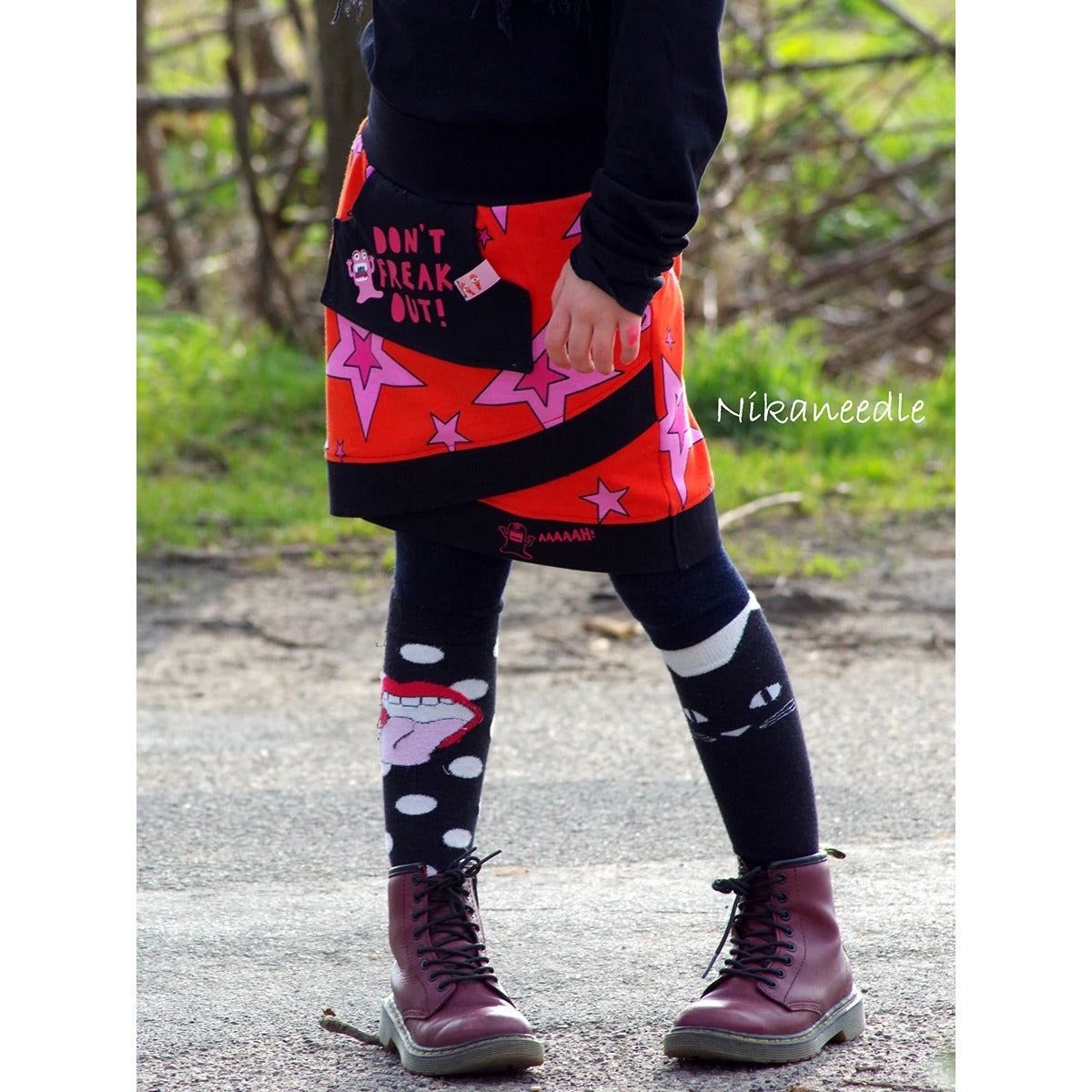Schnittmuster Shabby Skirt Kids – roter Jersey mit pinken Sternen und schwarzer Bauchtasche im Lagenlook, dazu Leggings mit Mund-Print