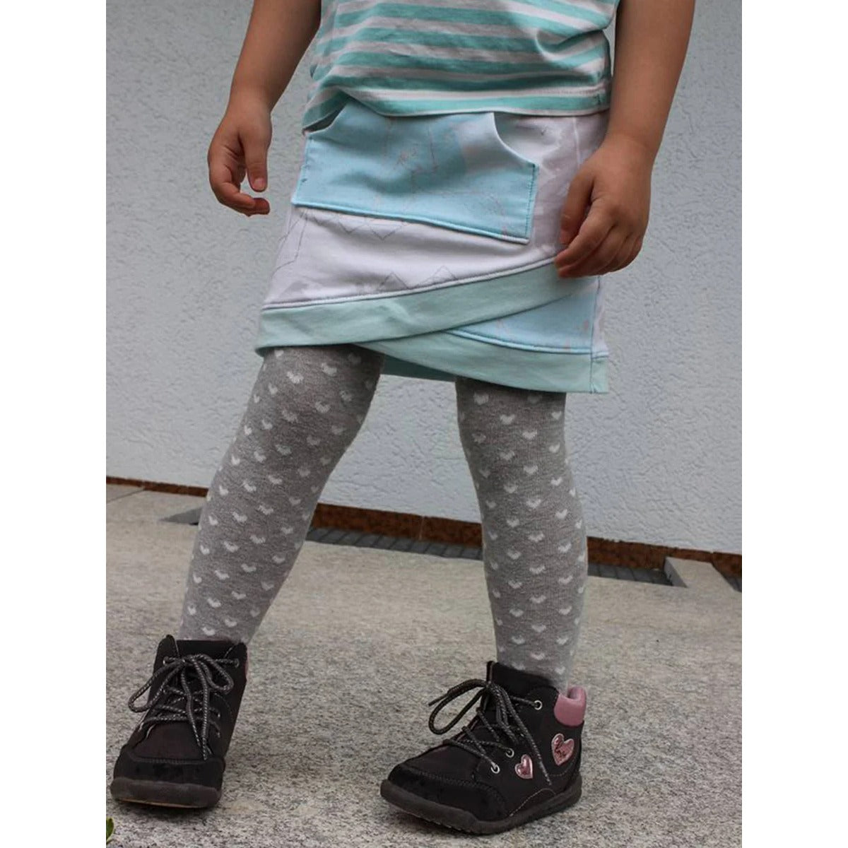 Schnittmuster Shabby Skirt Kids – weißer Sweat mit grafischem Kitz-Print und mintfarbenem Bündchen, dazu graue Strumpfhose mit weißen Herzchen