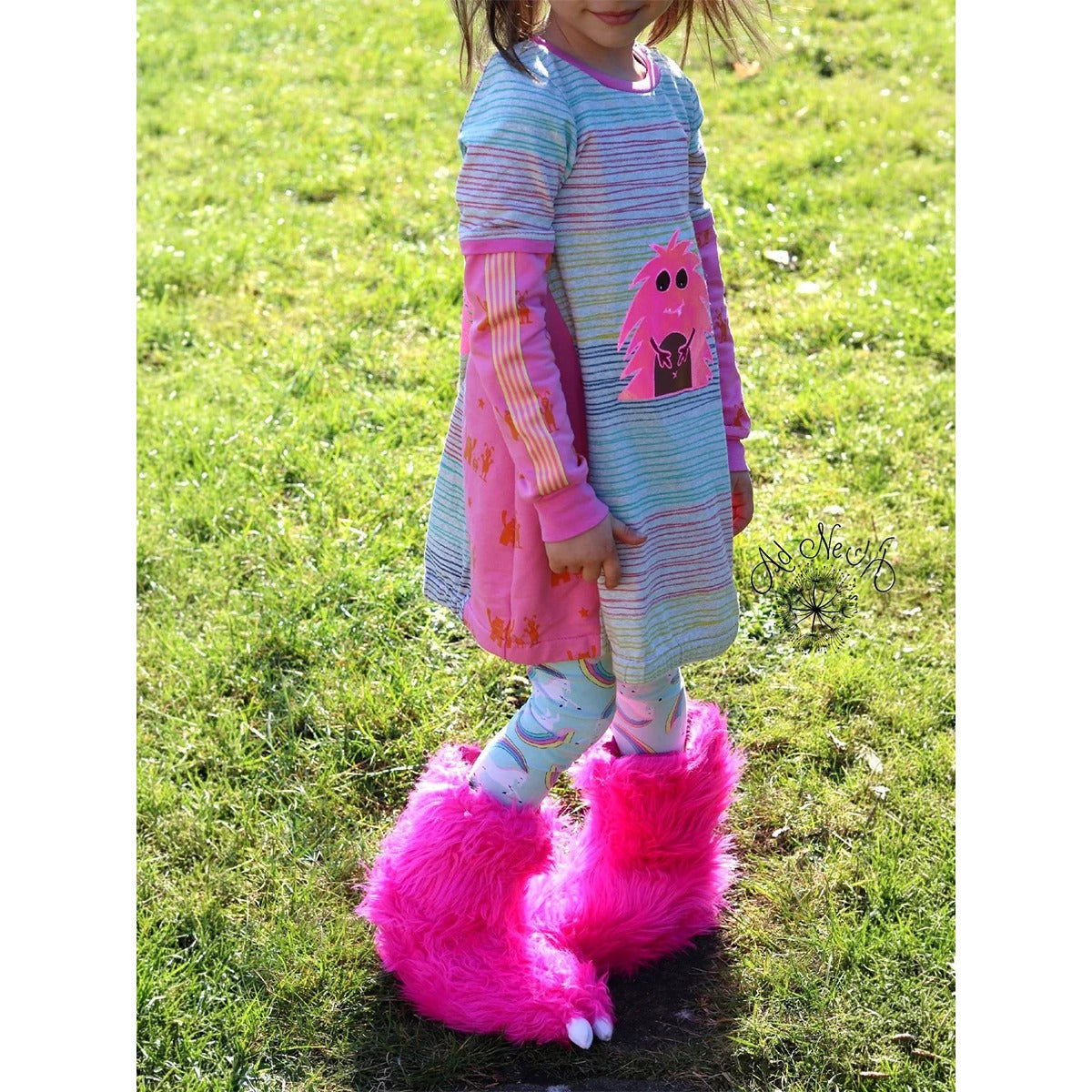 Sidecut Kleid Schnittmuster – Ballontunika aus pastellfarben geringeltem Jersey mit pinkem Monster-Plotter (Plotterdatei Monsterbande) für Mädchen