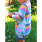 Sidecut Kleid Schnittmuster – pastellfarbene Ballontunika mit Blockstreifen und Apfel-Print, seitliche Ansicht eines Kleinkindes
