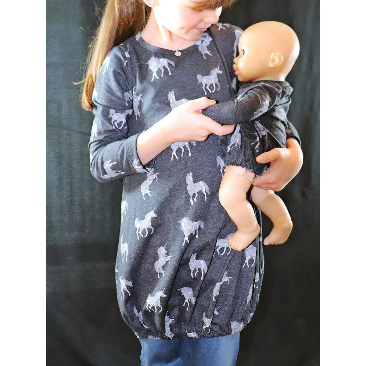 Sidecut Kleid Schnittmuster – graue Ballontunika mit Einhorn-Print im Partnerlook mit passendem Puppenkleid
