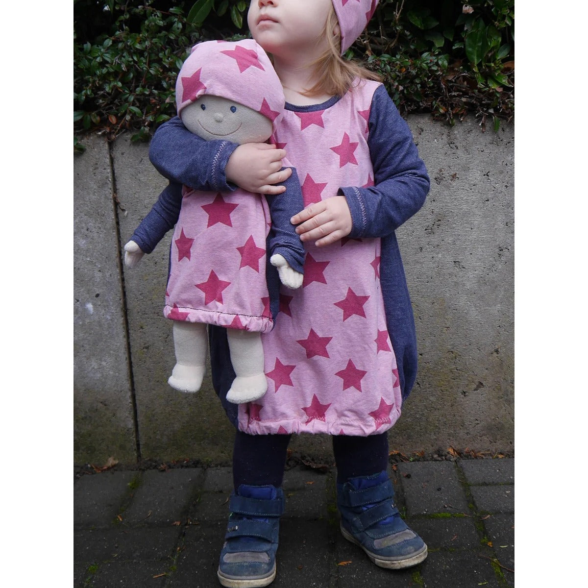Sidecut Kleid Schnittmuster – rosa Ballontunika mit Sternen und Jeans-Kontrast im Partnerlook mit passendem Puppenkleid