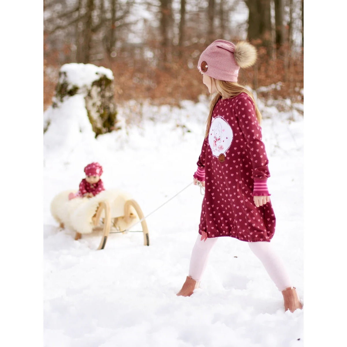 Sidecut Kleid Schnittmuster – bordeauxrote Ballontunika mit Herzchen-Print im Schnee, im Partnerlook mit passendem Puppenkleid