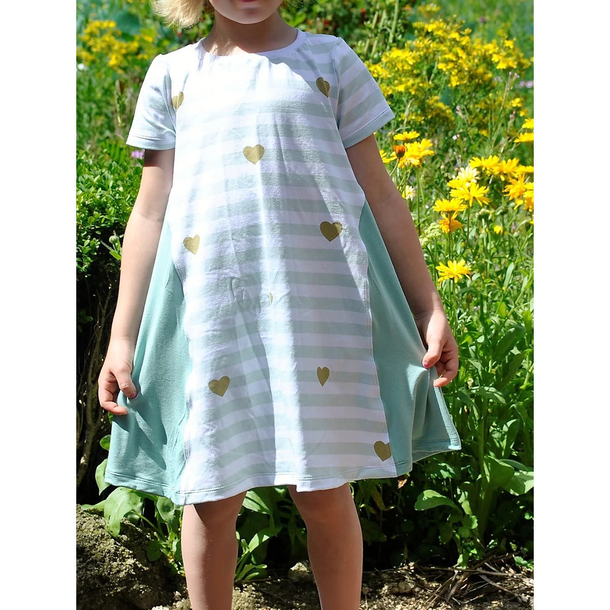 Sidecut Kleid Schnittmuster – A-Linien-Kleid aus mintgrün-weiß geringeltem Jersey mit goldenen Herzen und mintfarbenen Seitenteilen