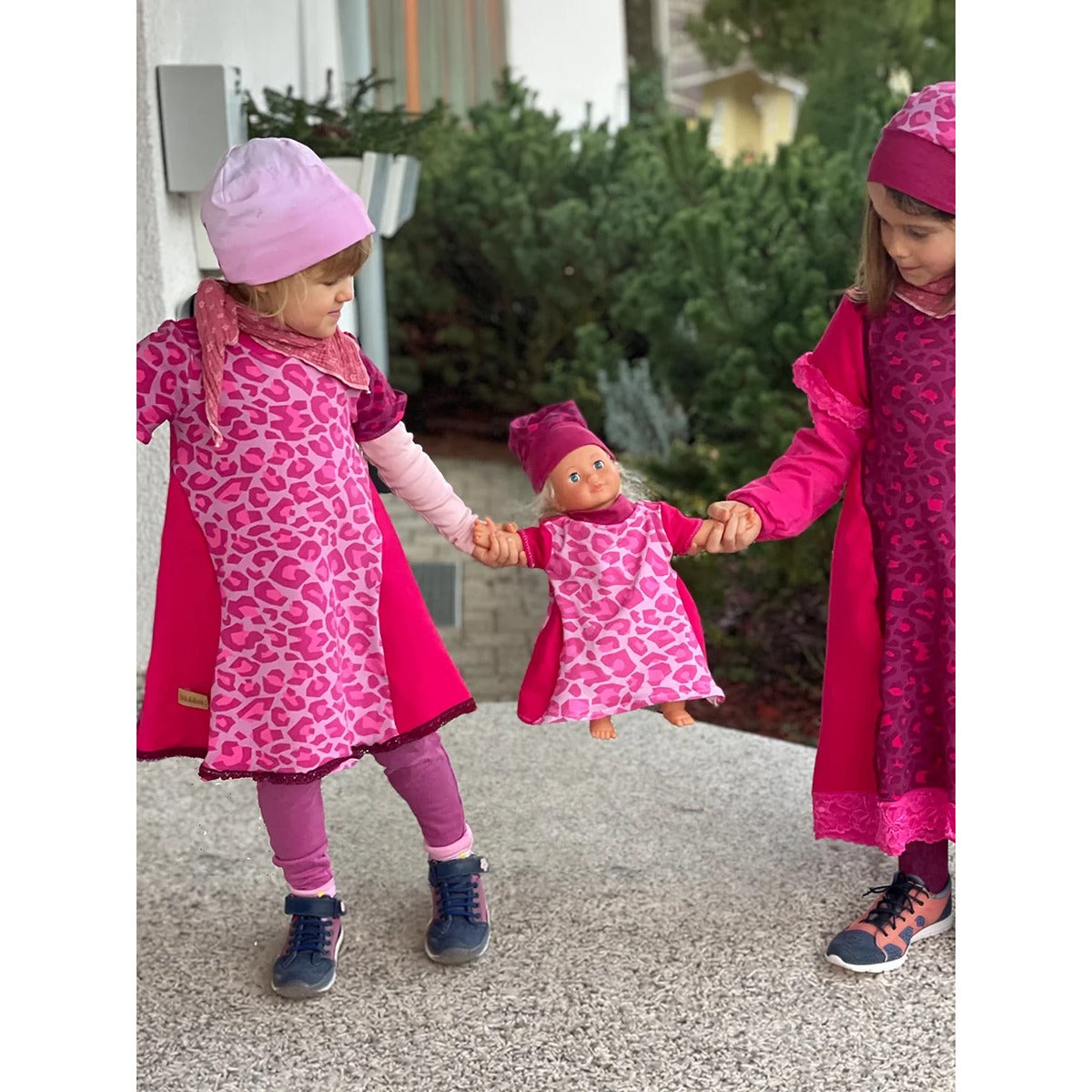 Sidecut Kleid Schnittmuster – pink-magentafarbenes Kleid im Leoparden-Print mit Spitzensaum im Partnerlook mit passendem Puppenkleid
