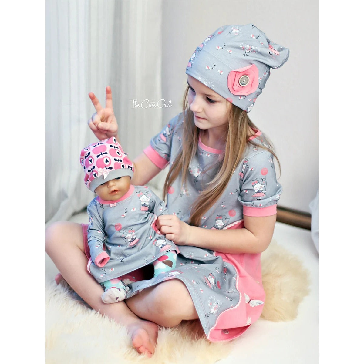 Sidecut Kleid Schnittmuster – graues Kleid mit Ballerina-Print und rosa Bündchen im Partnerlook mit passendem Puppenkleid