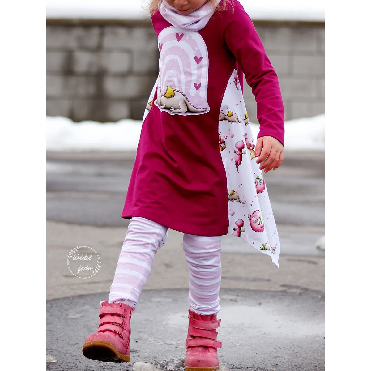 Sidecut Kleid Schnittmuster – beerenfarbenes Kleid mit Regenbogen- und Drachen-Applikation und Drachen-Seitenteil