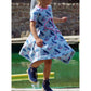 Sidecut Kleid Schnittmuster – hellblaues Drehkleid mit maritimem Segelboot-Print, pinker Einfassung und Zipfelsaum