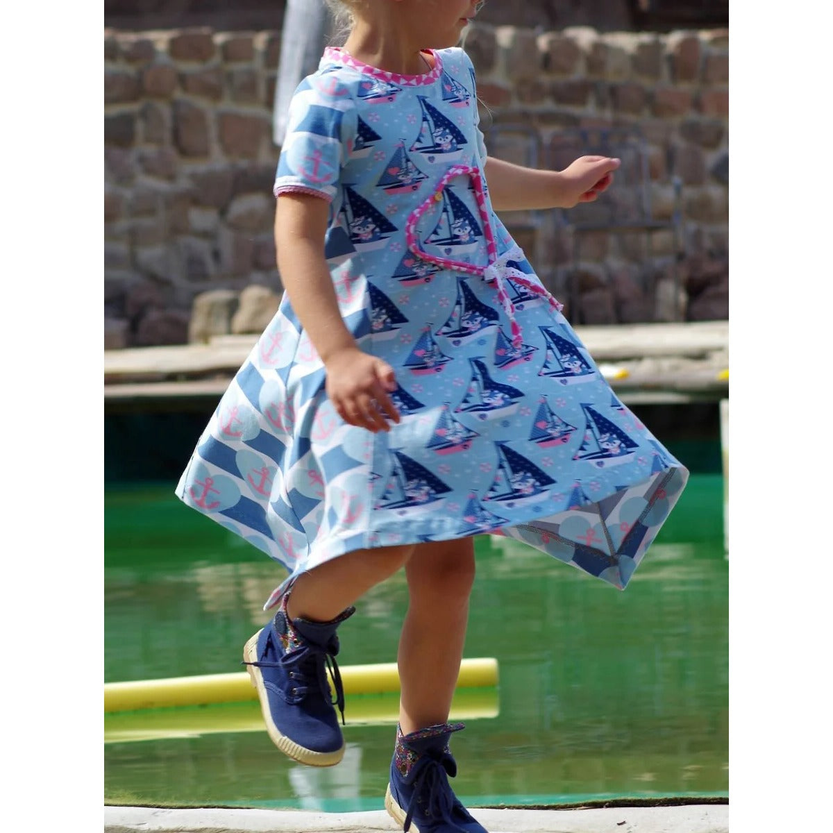 Sidecut Kleid Schnittmuster – hellblaues Drehkleid mit maritimem Segelboot-Print, pinker Einfassung und Zipfelsaum