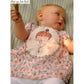 Schnittmuster Talia – Babykleid aus rosa Blumenmusselin mit Vögeln und Ballerina-Motiv und kurzen Ärmeln