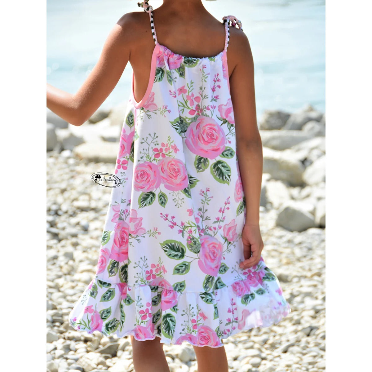 Schnittmuster Talia – ärmelloses Trägerkleid in Weiß mit rosa Rosen-Print und Volant am Saum, Rückansicht