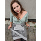 Shabby Skirt Damen Schnittmuster – Frau im mintfarbenen Oberteil mit grauem Shabby Skirt (genähtes Designbeispiel)