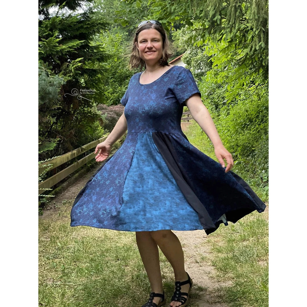 Sommerwunderkleid for me Schnittmuster Damen – blaues Drehkleid mit Bahnenrock, im Drehen fotografiert