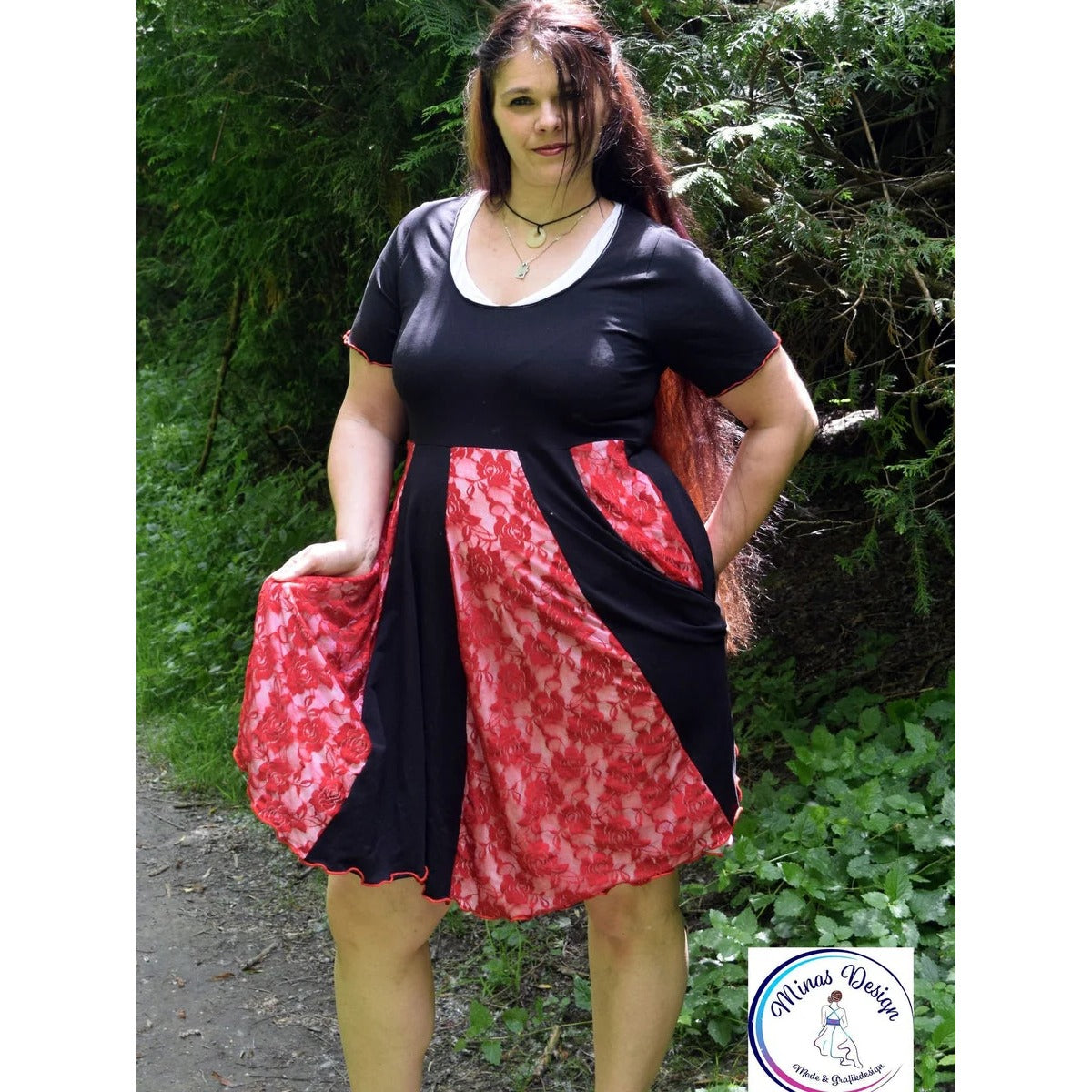 Sommerwunderkleid for me Schnittmuster Damen – Drehkleid mit schwarzem Oberteil und rotem Bahnenrock mit Taschen