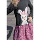 Stickdatei „Emmi Hase“ 13 x 18 cm – Hase aufgestickt auf ein graues Kindershirt, kombiniert mit rosa Rock