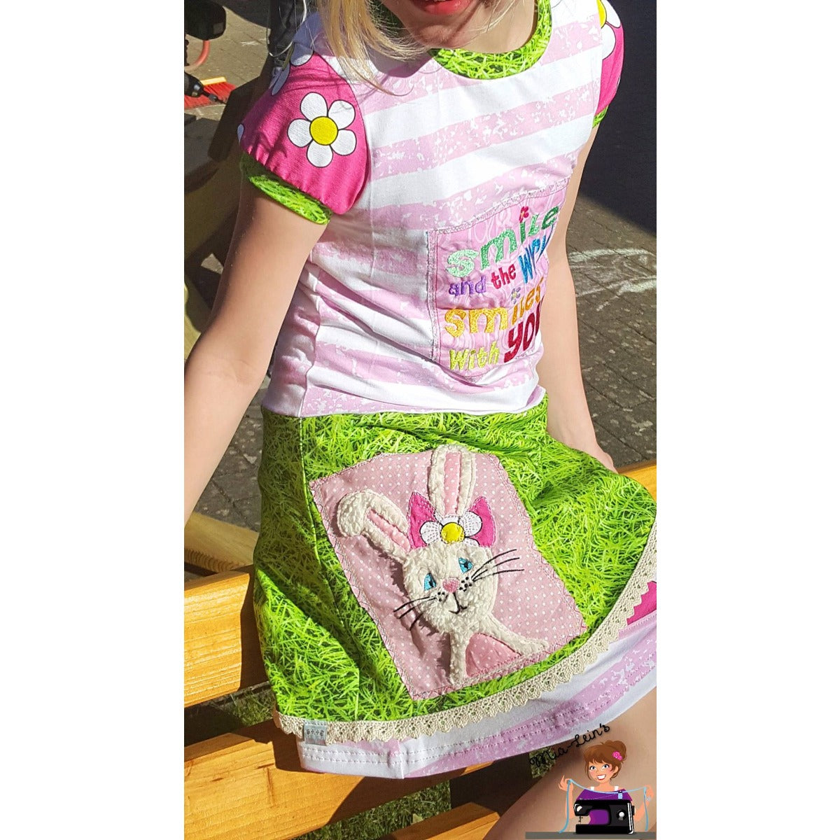 Stickdatei „Emmi Hase“ 18 x 30 cm – Hase als Applikation auf einem bunten Kinderkleid mit Blumen