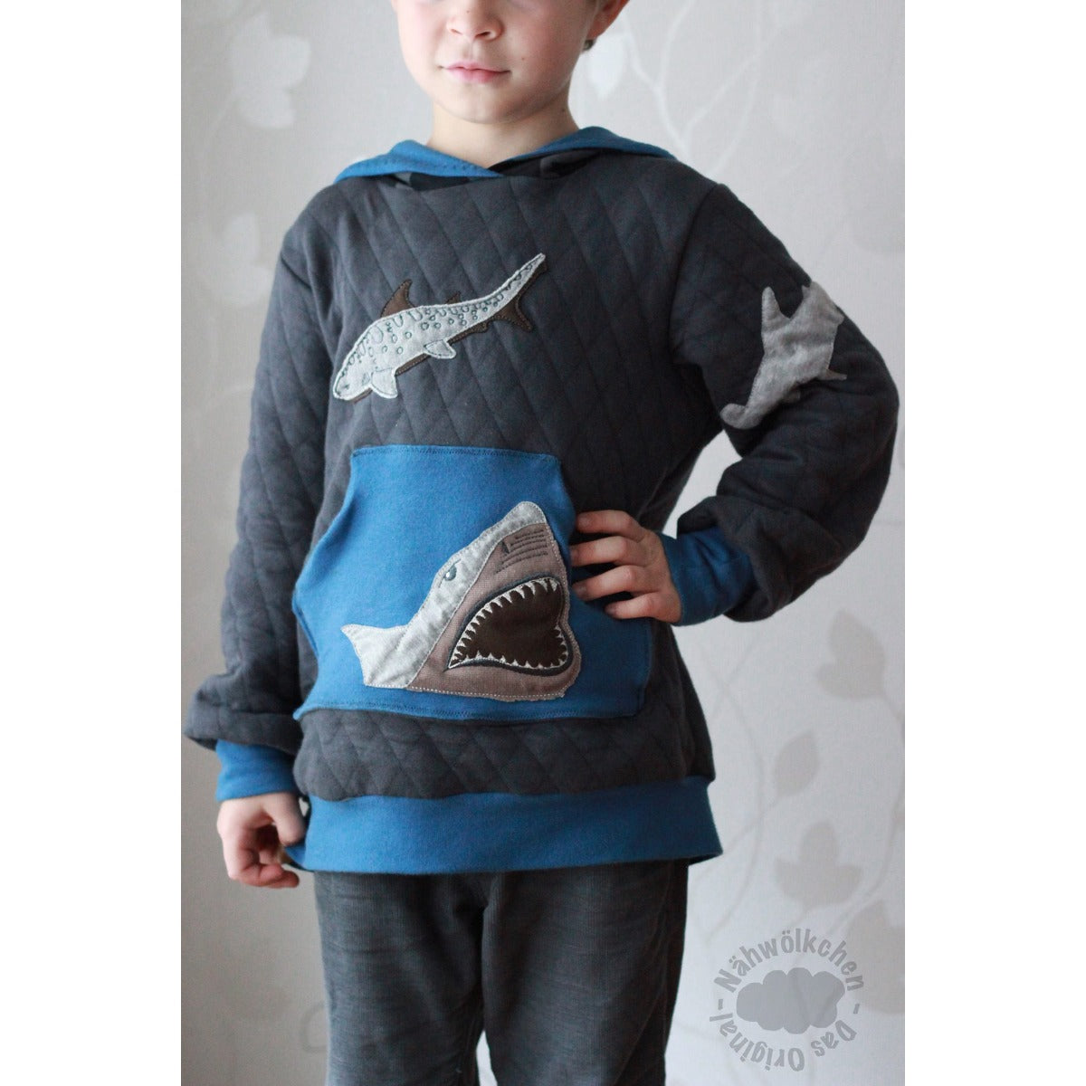 Stickdatei-Serie „Haifamilie“ 16 x 26 cm – großer Hai auf einem grauen Pulli