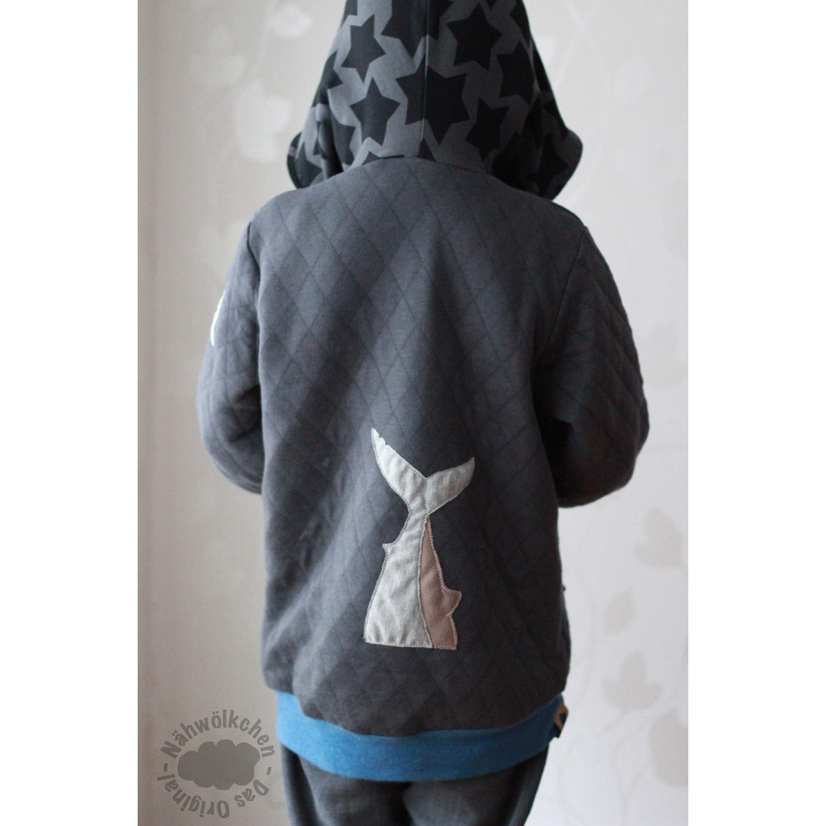 Stickdatei „Haifamilie“ Sparpaket – Hai auf dem Rücken eines dunklen Hoodies