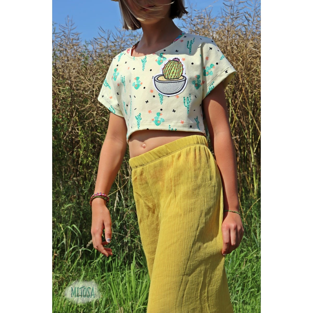 Stickdatei „Kakteen“ 10 x 10 cm – Mädchen im Crop-Shirt mit Kakteen-Stickerei und gelber Hose