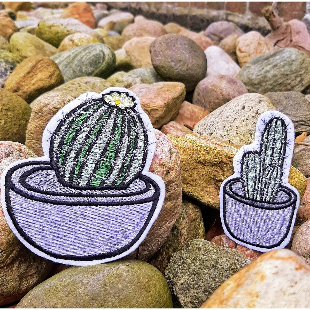 Stickdatei „Kakteen“ 10 x 10 cm – zwei gestickte Kakteen als Patches auf Steinen