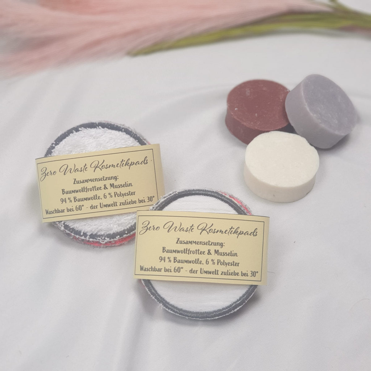 Stickdatei „Kosmetikpads“ 20 x 20 cm – Kosmetikpads mit Seifen und Geschenkkarte auf hellem Stoff