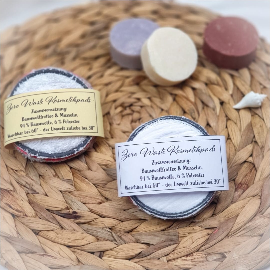 Stickdatei „Kosmetikpads“ 20 x 30 cm – Kosmetikpads mit Karte und Seifen auf einer Bastmatte